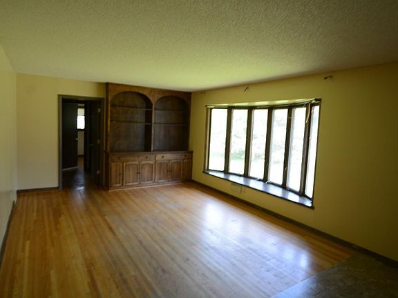3rd image of 3633 Admiral Ln N