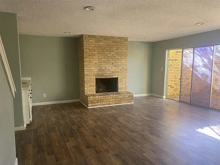 501 Towne House Ln — Photo 6