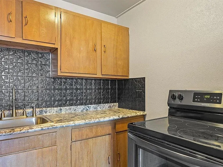 306 E 18th St #14 — Photo 7