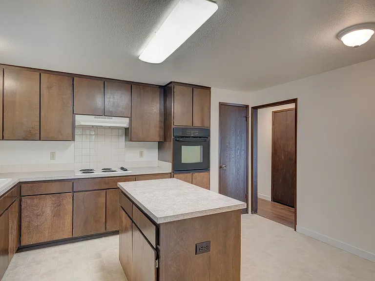 1601 McKinnon Dr — Photo 3