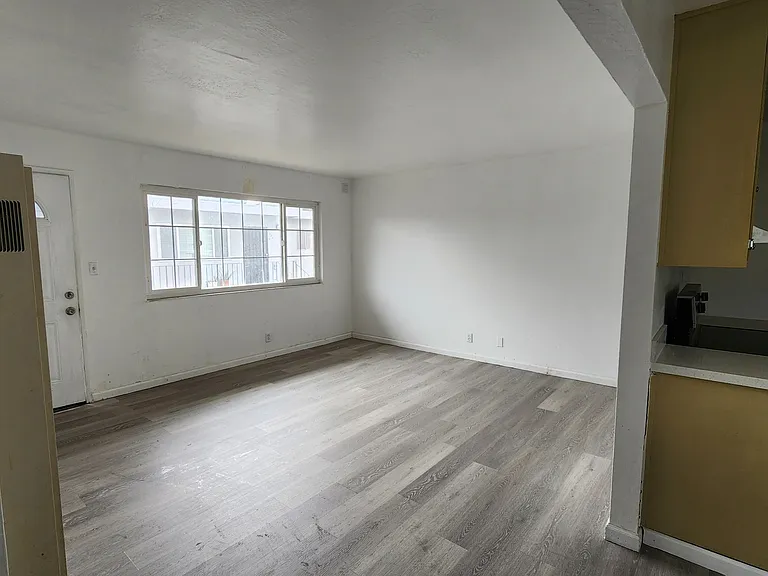 9220 Bancroft Ave #D — Photo 4