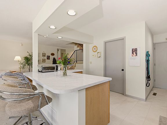 5th image of 641 N Woodlawn Blvd #1