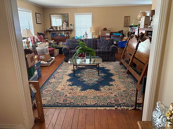 3rd image of 910 Sunnyhill St