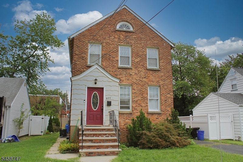 2nd image of 823 Bishop St