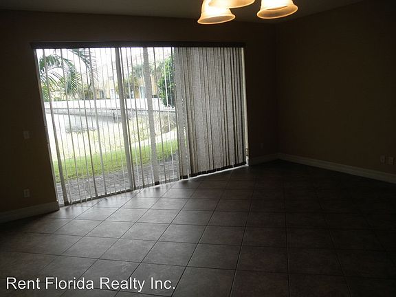 3rd image of 784 Pipers Cay Dr