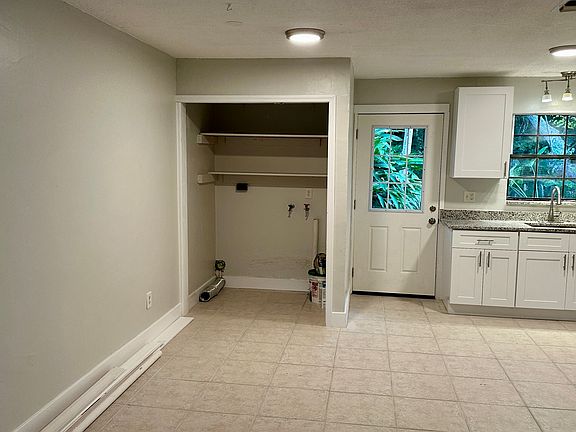 3rd image of 907 Royal Oak Ct