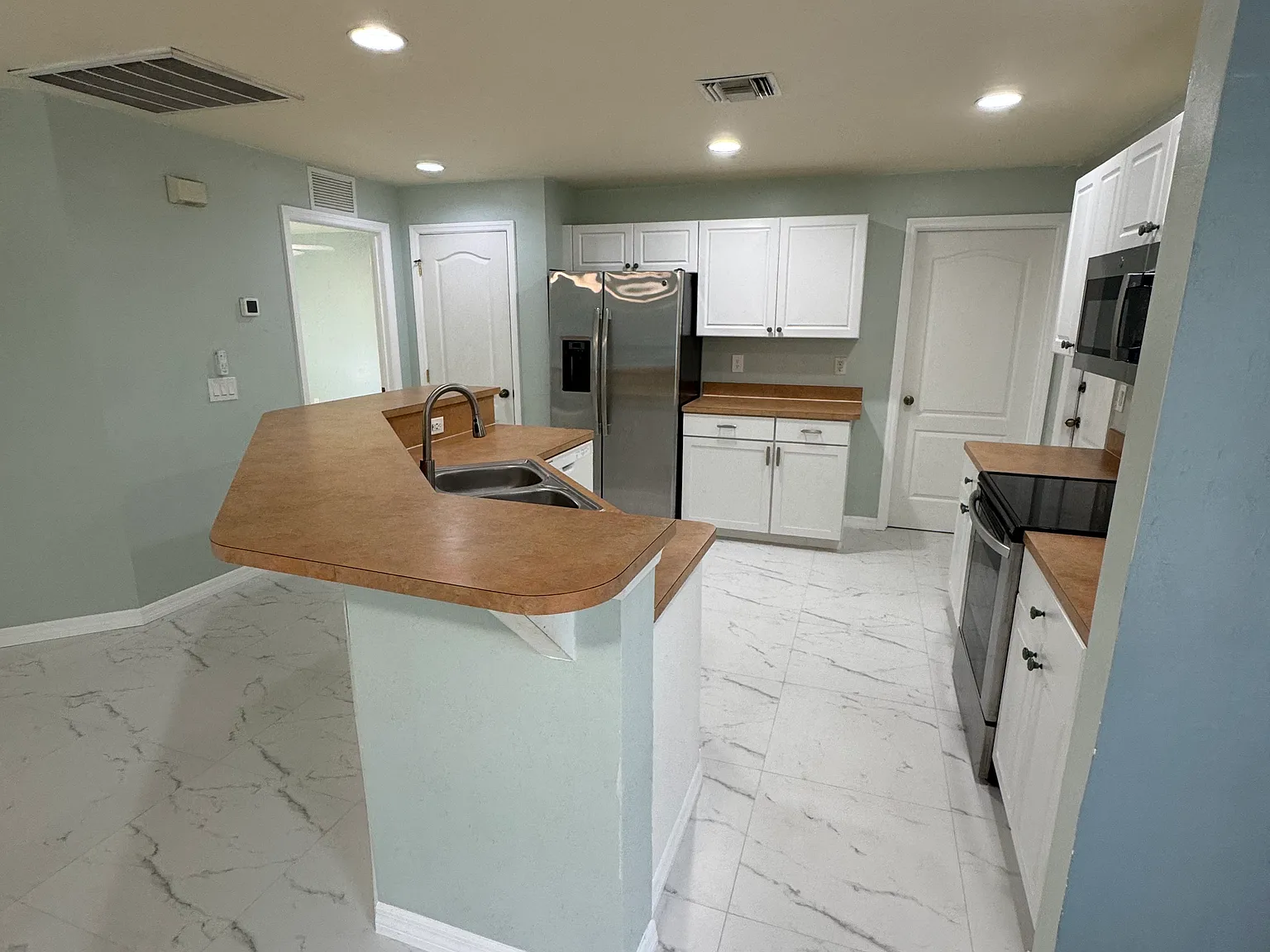 3 bed, 1408 sqft, $2,500 — Photo 4