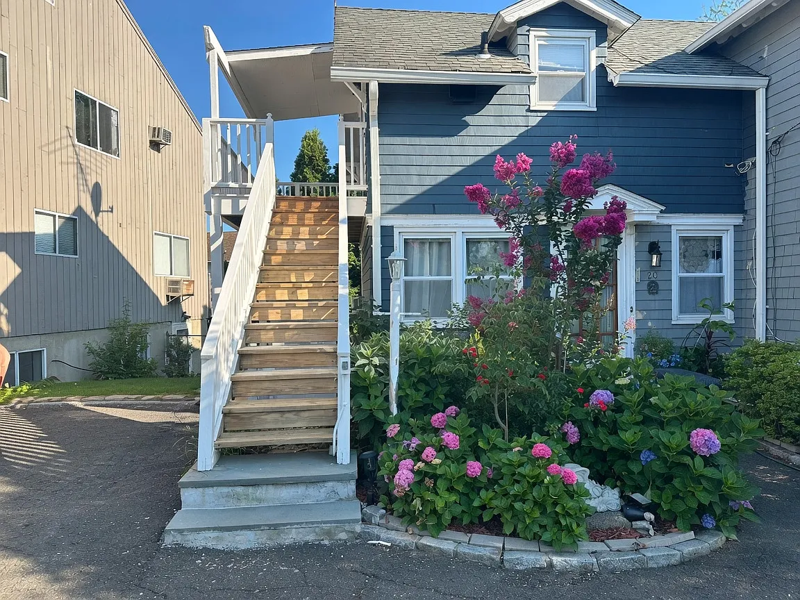 3 bed, 1300 sqft, $3,650 — Photo 2