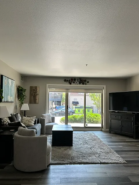 2 bed, 1375 sqft, $2,400 — Photo 2