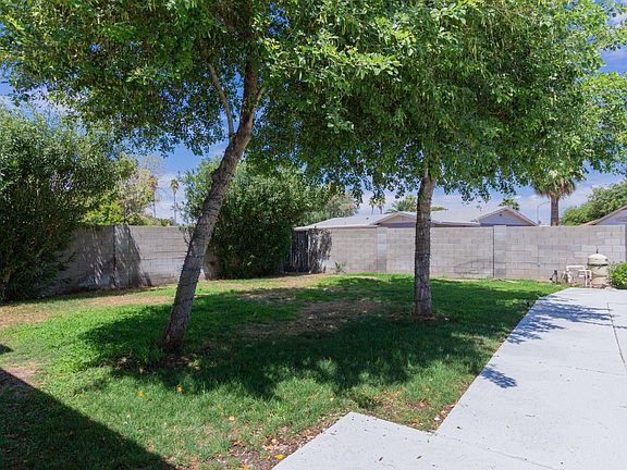 2nd image of 2840 E Paradise Dr