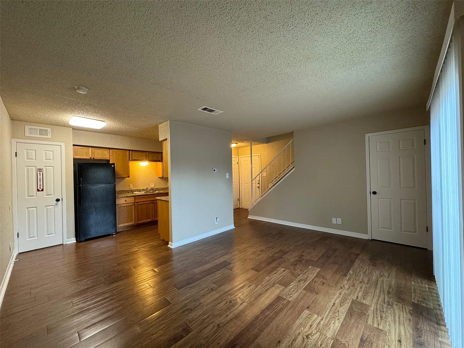 1 bed, 1.5 bath, 882 sqft, $1,149 — Photo 3