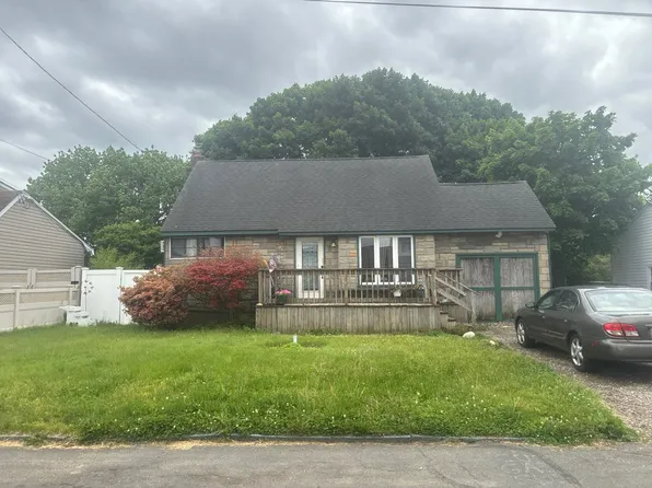 317 40th St, Lindenhurst, NY 11757