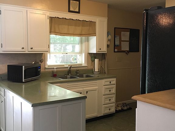 3rd image of 635 Sunny Ln
