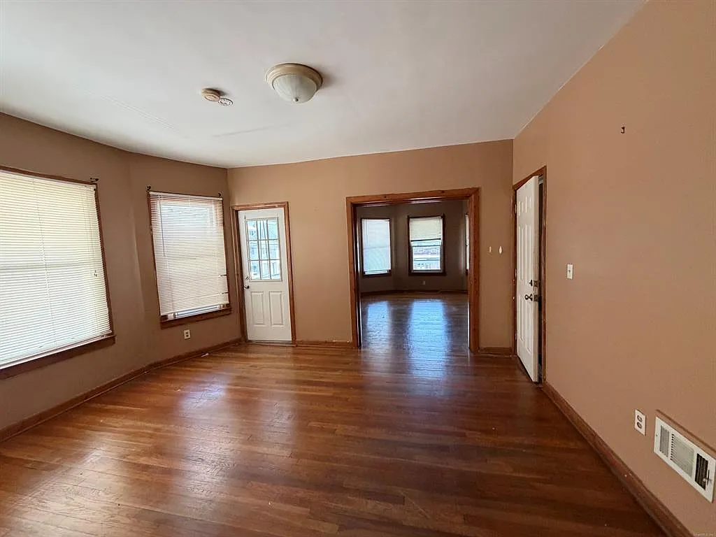 2 bed, 2200 sqft, $1,900 — Photo 1