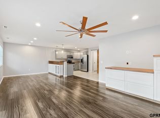 17566 Parker Plz, Omaha, NE 68118