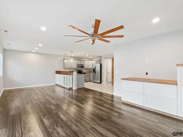 17566 Parker Plz, Omaha, NE 68118