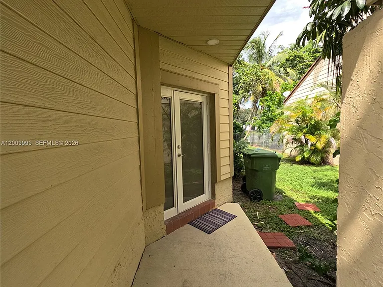 1211 SW 84th Ter — Photo 2