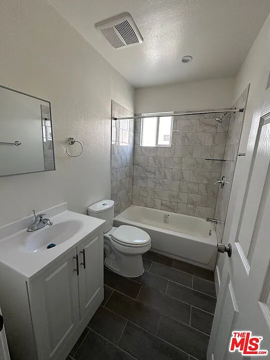 3 bed, 2.0 bath, 1065 sqft, $3,999 — Photo 4