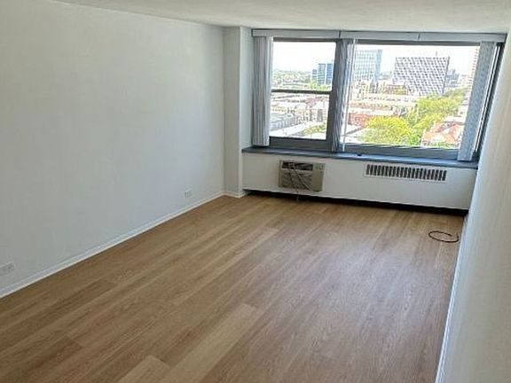 5th image of 555 W Cornelia Ave Unit 1-1301