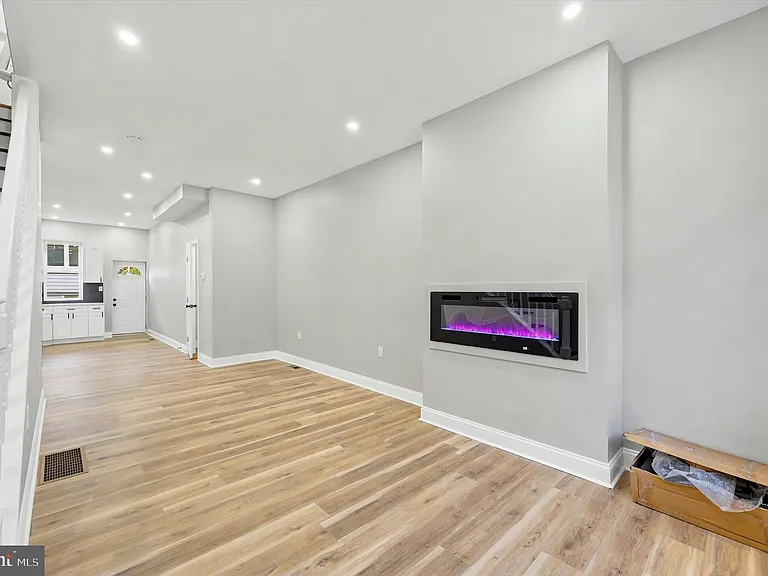 2811 W Albert St — Photo 2