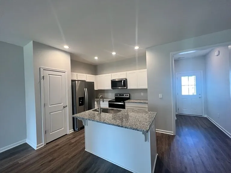 124 Sandstone St — Photo 3