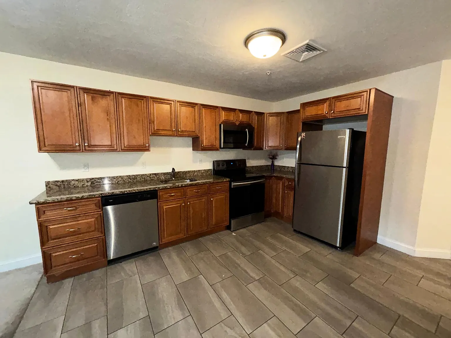 2 bed, 1100 sqft, $2,200 — Photo 2