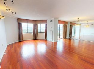 1124 Harmon Cove Tower, Secaucus, NJ 07094