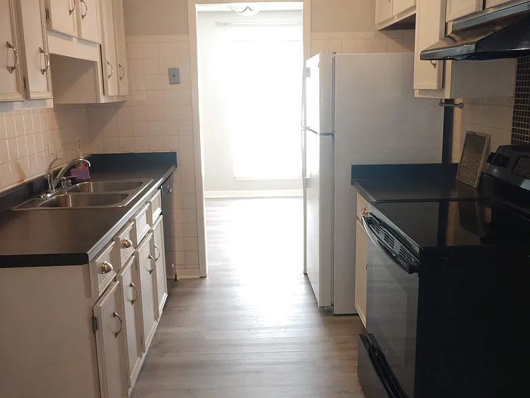 1107 Caroline Ave — Photo 6