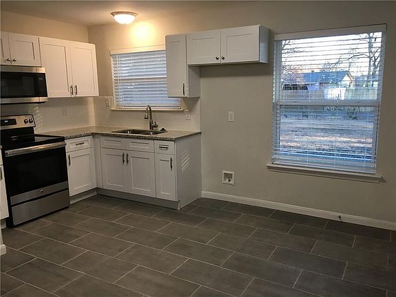 3rd image of 718 Hardy Dr