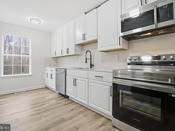 3rd image of 629 Nollmeyer Rd