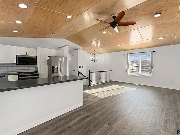 4th image of 421 N Cockatiel Ave
