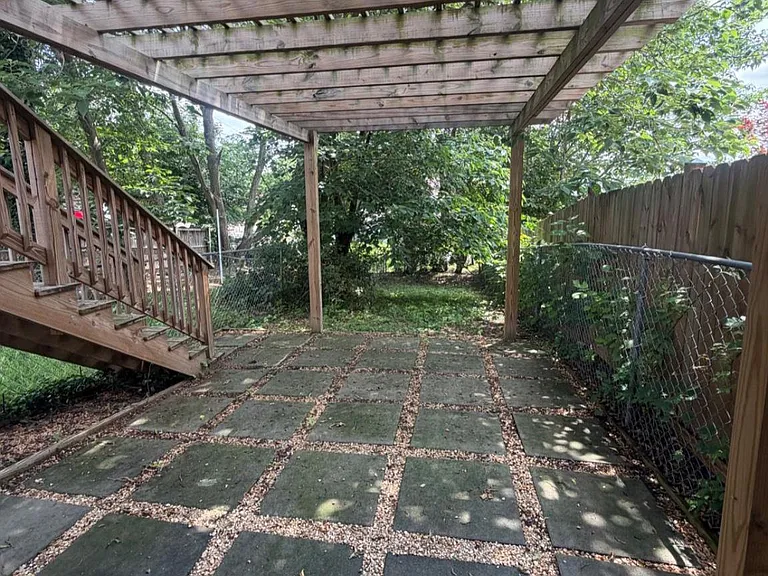 242 S Carroll St — Photo 13