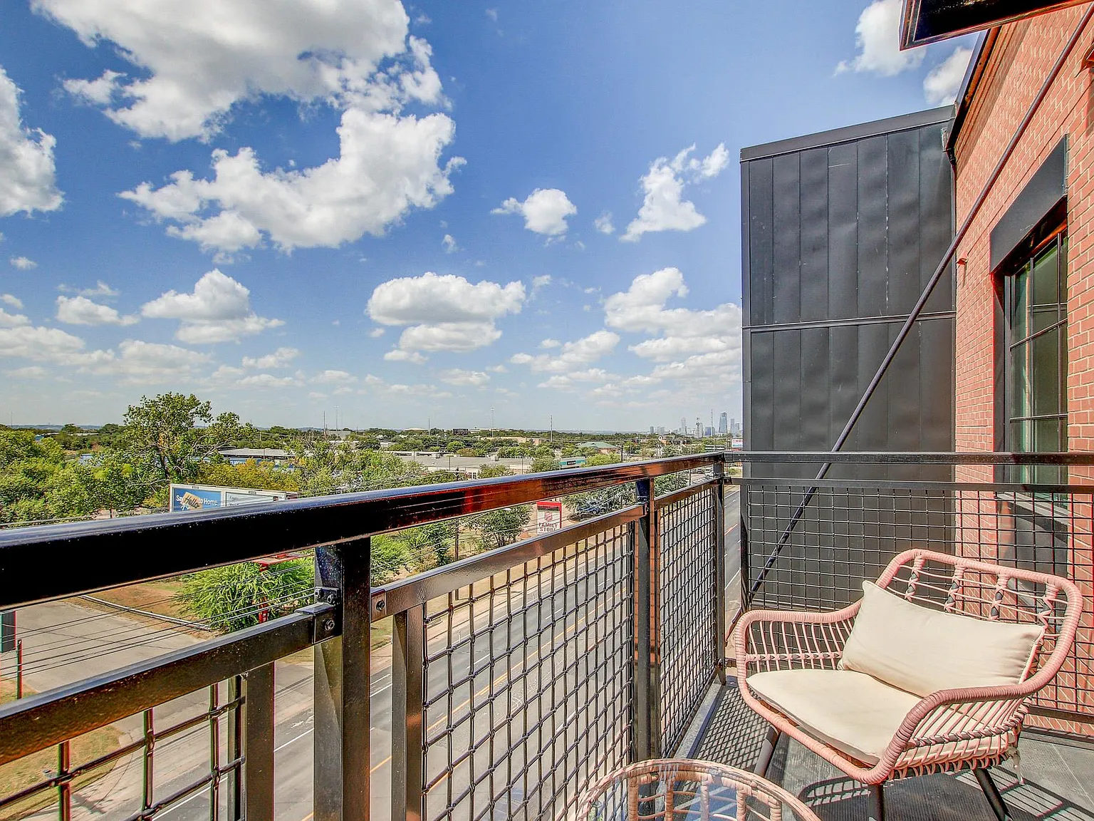 1 bed, 1.0 bath, 735 sqft, $1,785 — Photo 2
