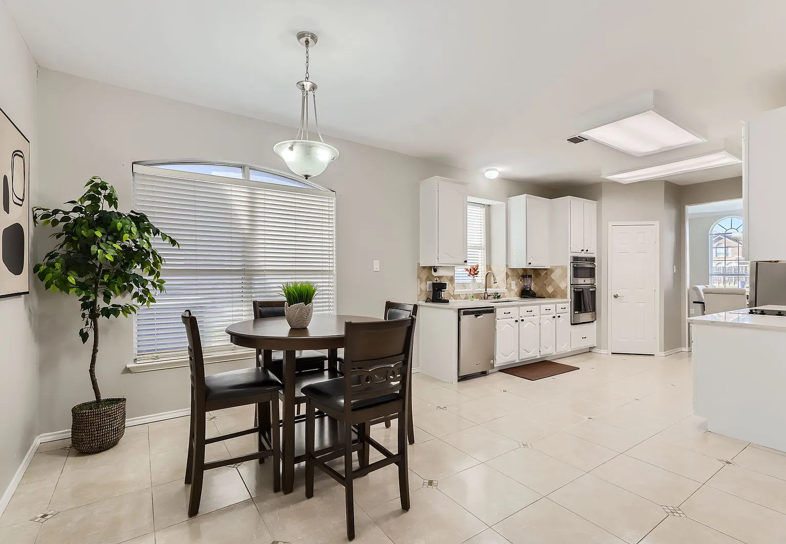 4 bed, 2.5 bath, 2597 sqft, $5,000 — Photo 4