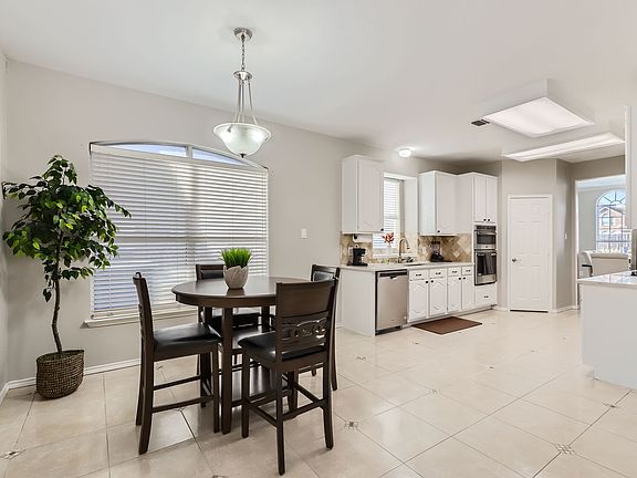 4th image of 2520 Leicester Ct