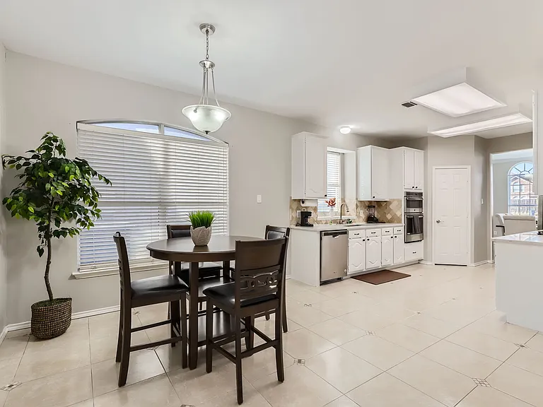 2520 Leicester Ct — Photo 4