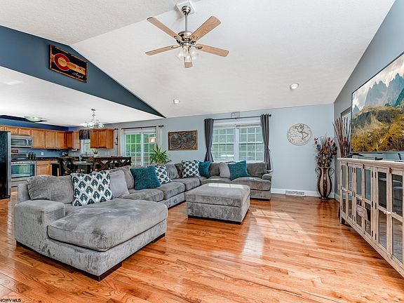 3rd image of 1084 Autumn Ave