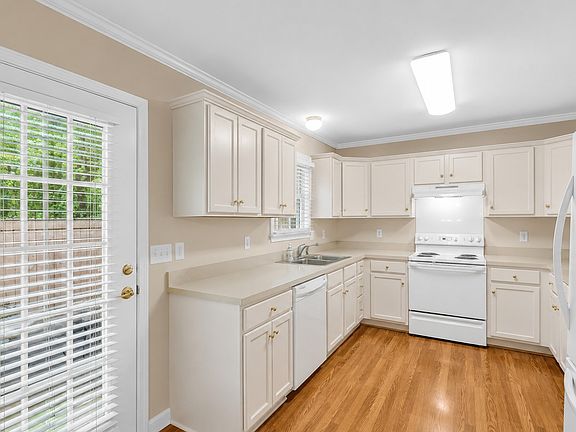 4th image of 420 Forest Glen Cir
