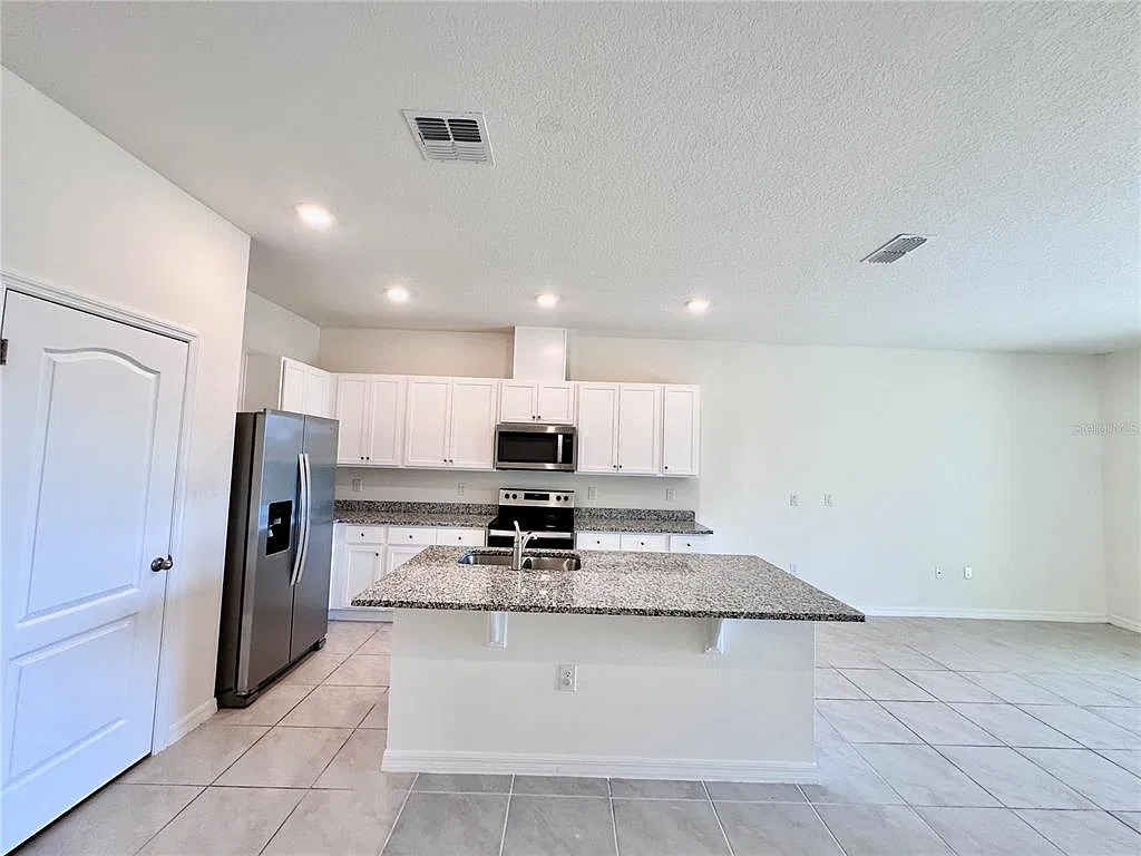 3 bed, 2.5 bath, 1660 sqft, $1,900 — Photo 4