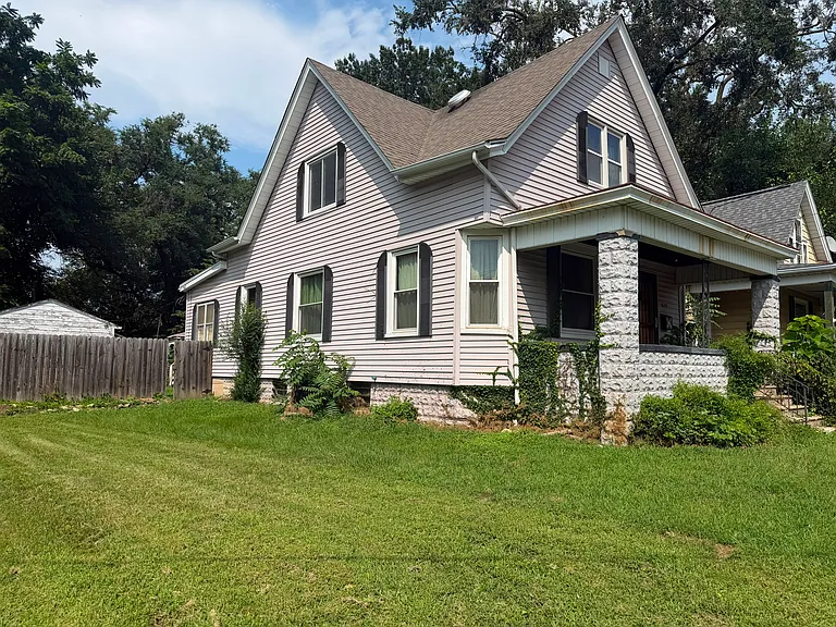 829 E McClure Ave — Photo 1