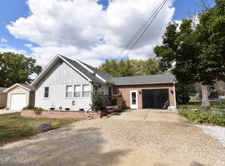 908 4th St SW, Independence, IA 50644