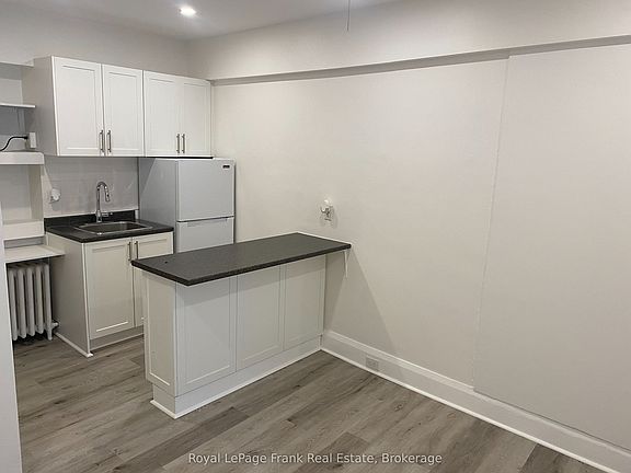 4th image of 859 Dundas St W #3