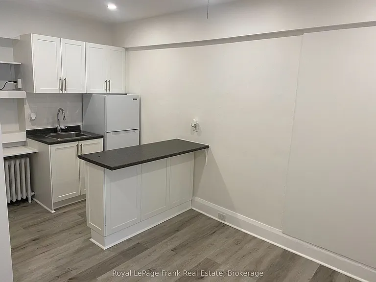 859 Dundas St W #3 — Photo 4