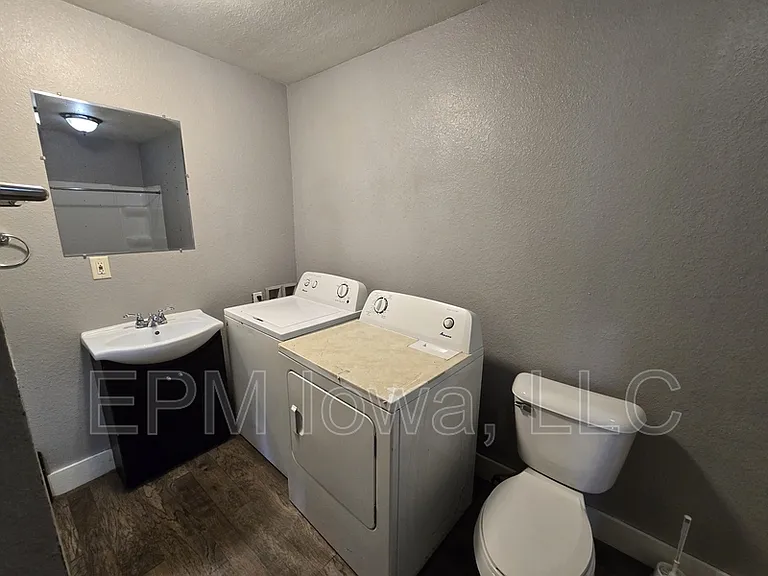 609 1st St W #D — Photo 20