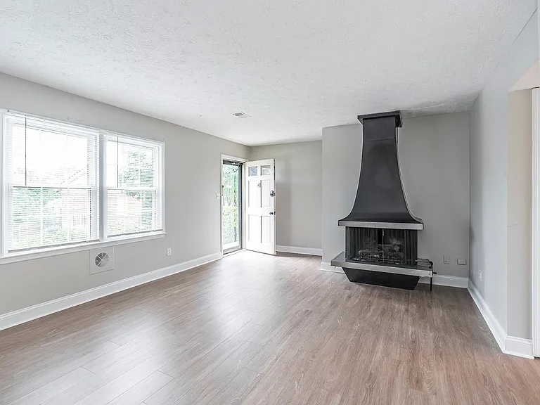 3498 Sutherland Dr — Photo 5