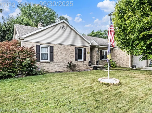 225 Beechwood Ct, Flushing, MI 48433