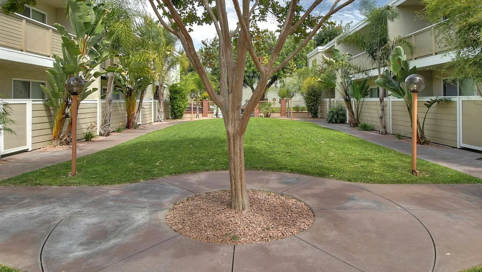 415 Acalanes Apartments — Photo 2