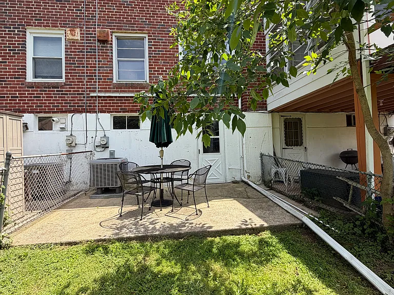 349 Mary St — Photo 26