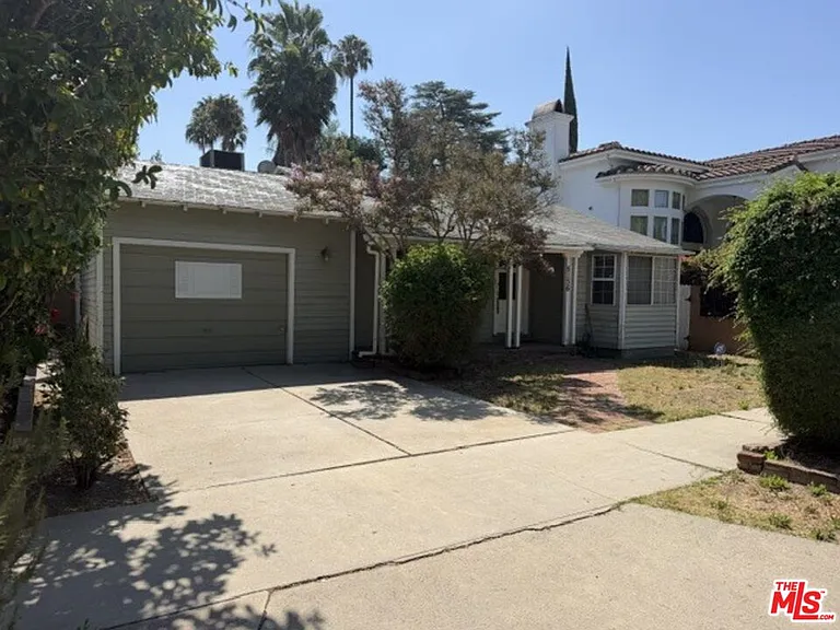 5136 Noble Ave — Photo 2