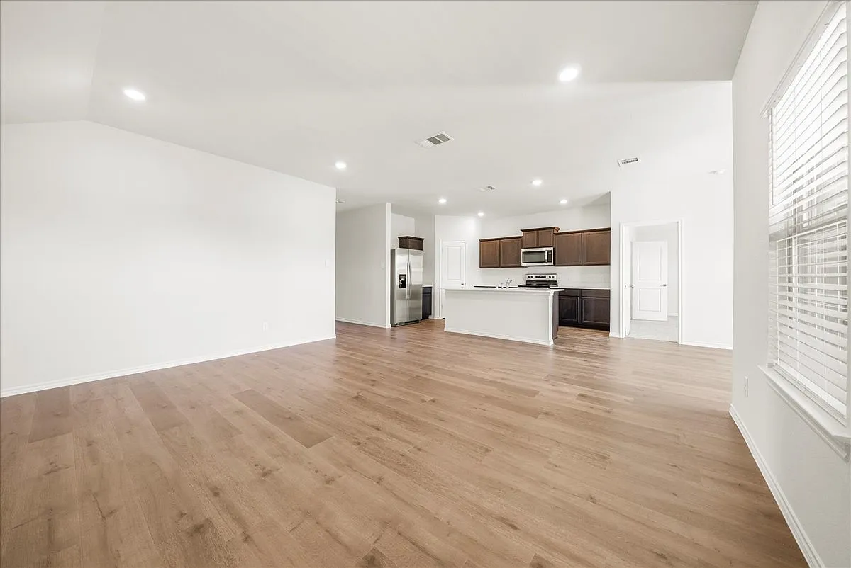 4 bed, 1791 sqft, $2,400 — Photo 3